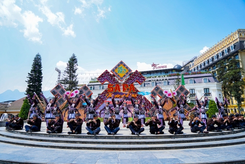 TAM ĐƯỜNG ĐƯA 100 NGHỆ NHÂN, DIỄN VIÊN DÂN TỘC LÀO, LỰ THAM GIA TRÌNH DIỄN TẠI LỄ HỘI ĐƯỜNG PHỐ “MỘNG MỊ SA PA” NĂM 2023