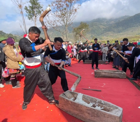 Thi giã bánh dày – nét đẹp văn hóa truyền thống của người Mông xã Tả Lèng